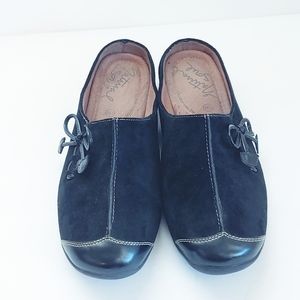 Natural Sole Black Fanner Slip-Ons. Size 10